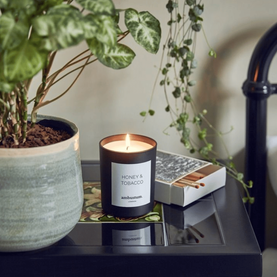 Honey and Tobacco Scented Candle - Black Jar 圖片